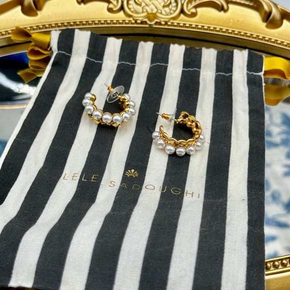 🆕 LELE SADOUGHI 🧿 NWOT Coquille Pearl Hoop Earrings - Pearl & Shell Detailing - Picture 4 of 16